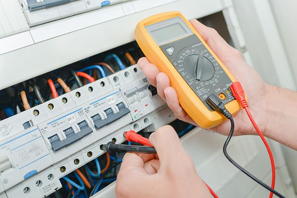 contrôle panneau électrique pendant la rénovation d'une maison