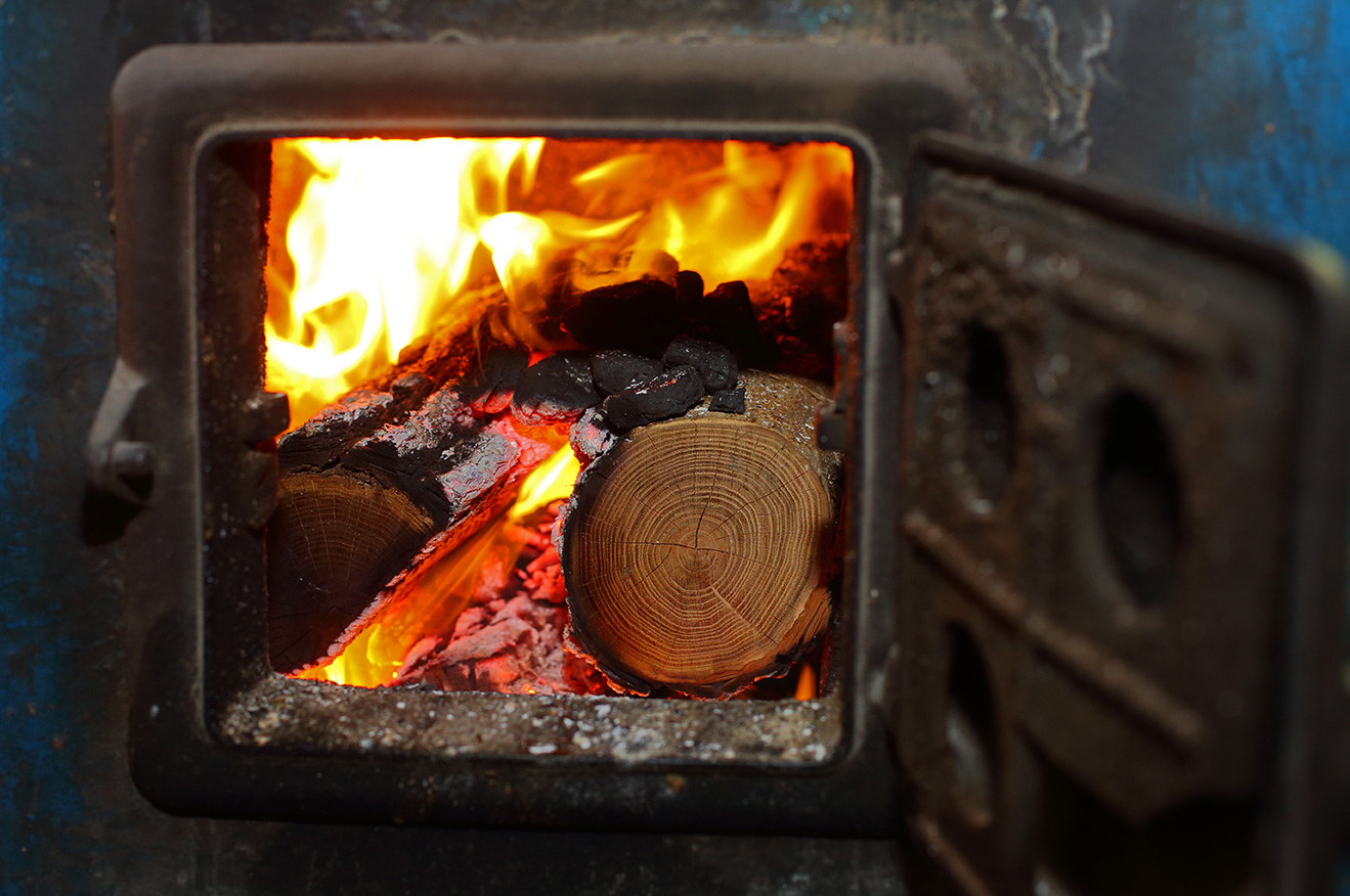 La combustion de bois de chauffage et charbon de bois dans les