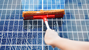 Nettoyage des panneaux photovoltaïques : comment le faire